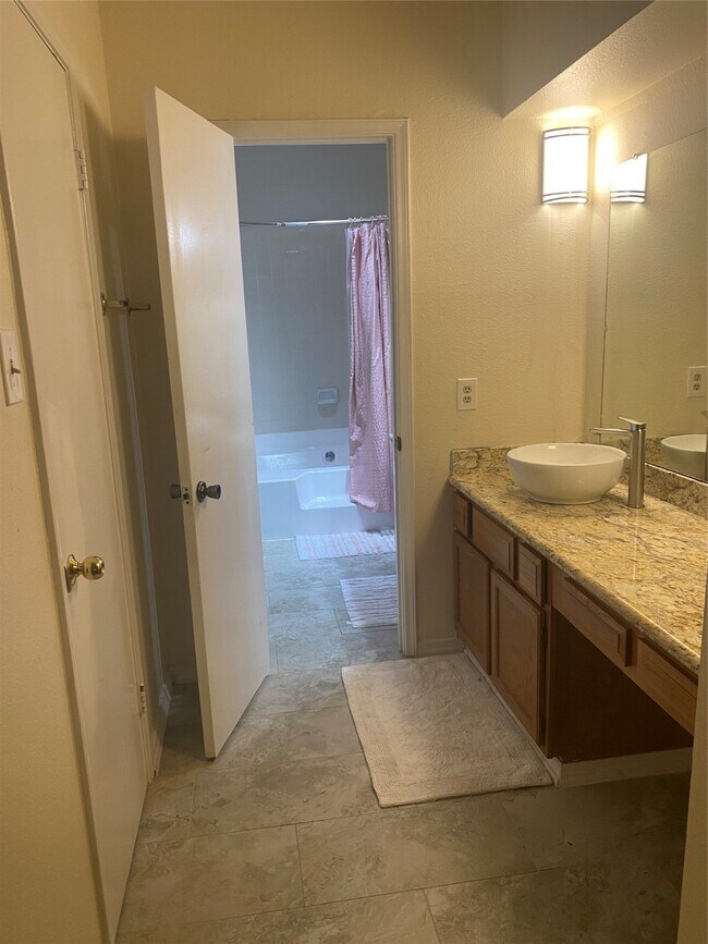 Building Photo - 580 Wilcrest Dr