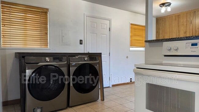 Building Photo - 2870 Aster St