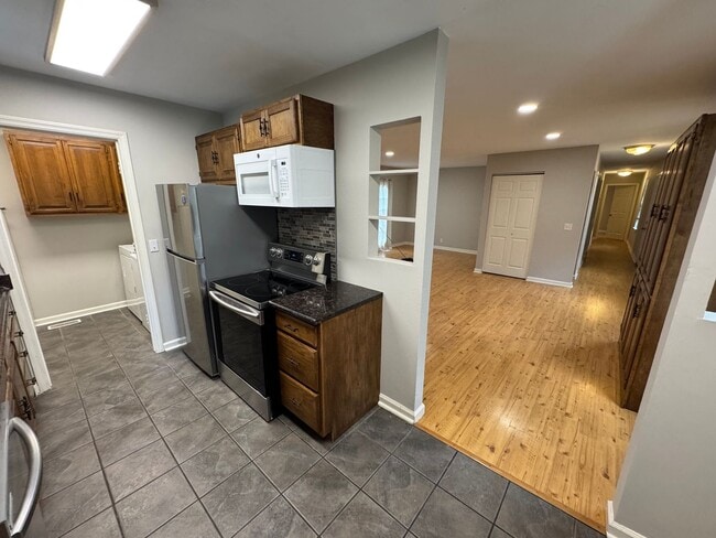 Building Photo - Remodeled ranch at end of street