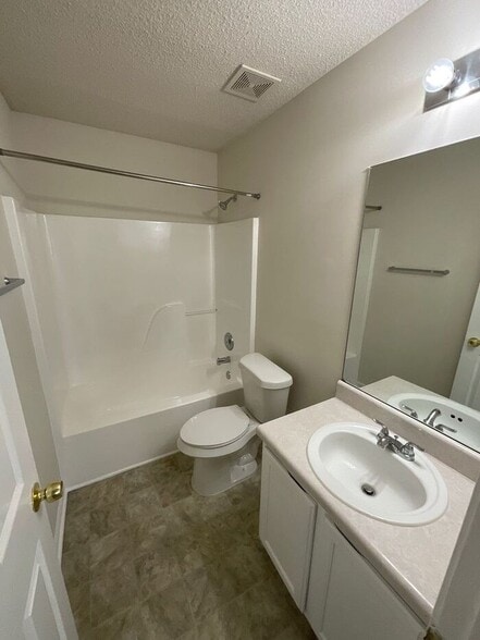 Building Photo - 1608 Hallmark Hills Dr
