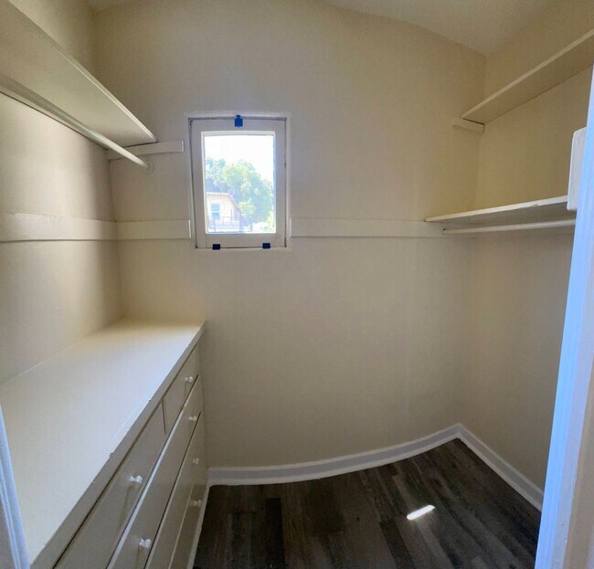 Building Photo - LARGE DOWNSTAIRS ONE BEDROOM ONE BATH!