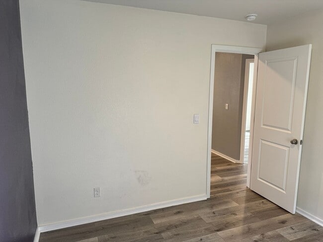 Building Photo - 4 bedroom 2.5 bathroom almost-new house in...