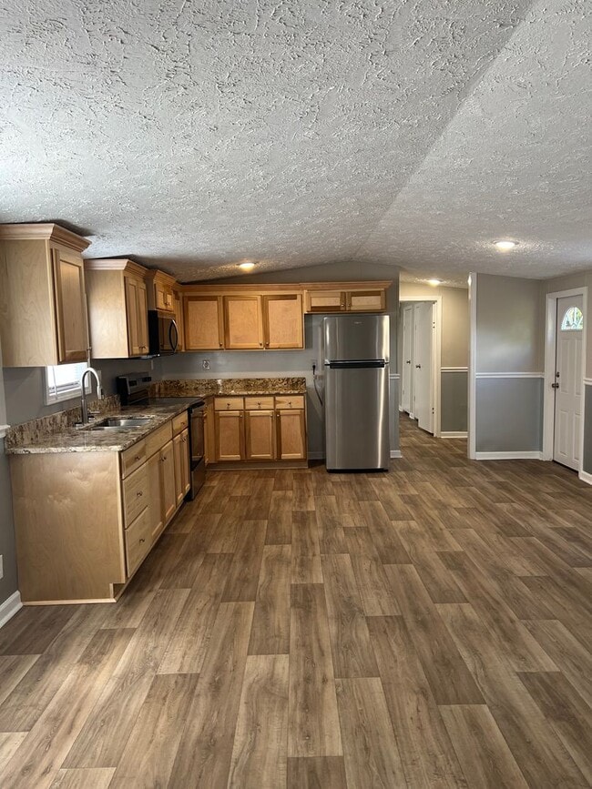 Building Photo - Fully Renovated & Pet Friendly 3 Bedroom, ...