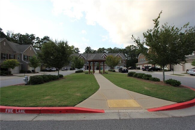 Building Photo - 2132 Greencrest Cir