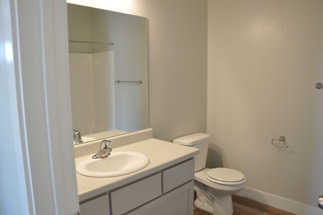 Building Photo - 3 bedroom, 2 bathroom house located in the...