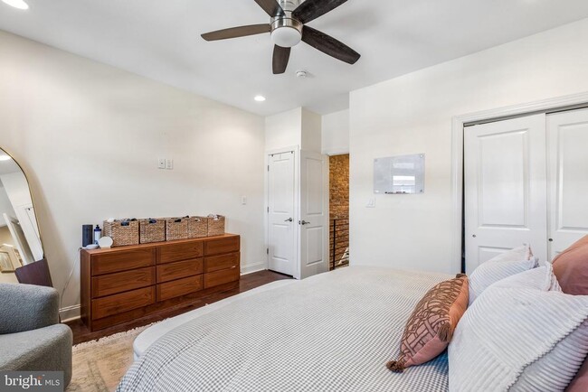 Building Photo - 1816 Dickinson St