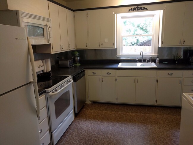 Building Photo - 170 Windsor Ct