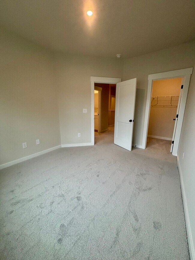 Building Photo - Beautiful, New Construction Townhouse in G...