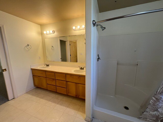 Building Photo - 3bed 3bath Great Meridian Location!