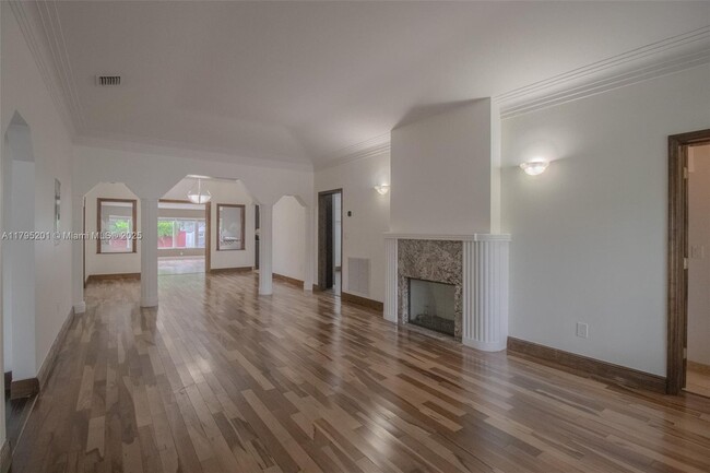 Building Photo - 3722 Royal Palm Ave
