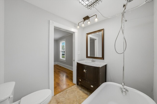 Building Photo - 401 E Oak Hill Ave