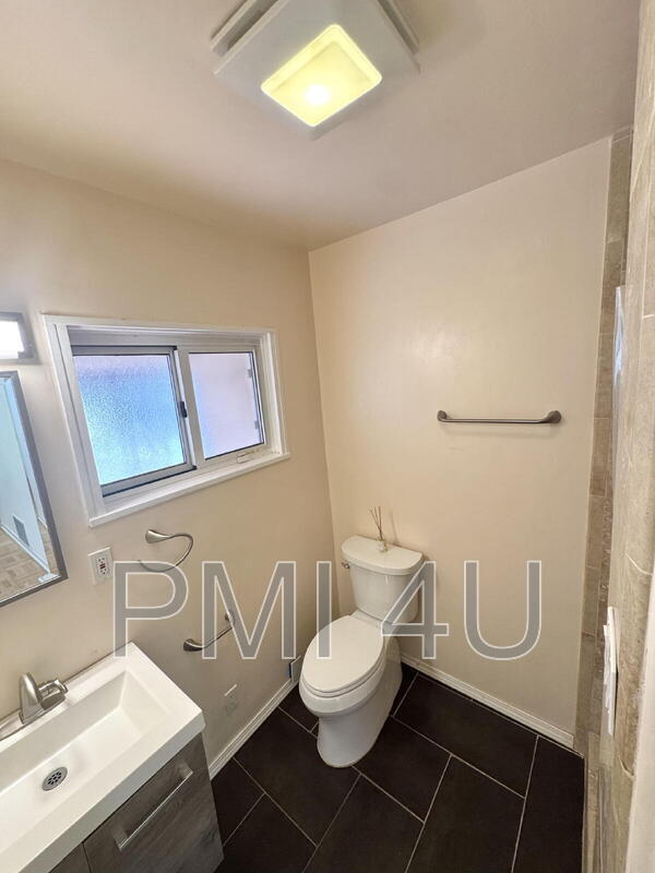 Building Photo - 1421 Stanford Dr NE