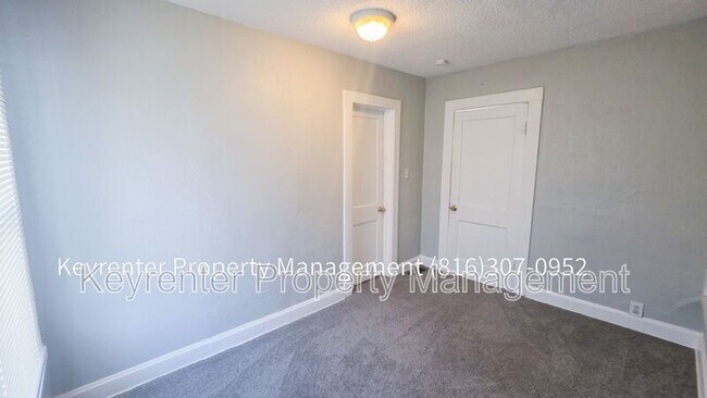 Building Photo - 926 S Logan Ave