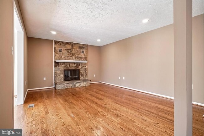 Building Photo - 4623 University Dr