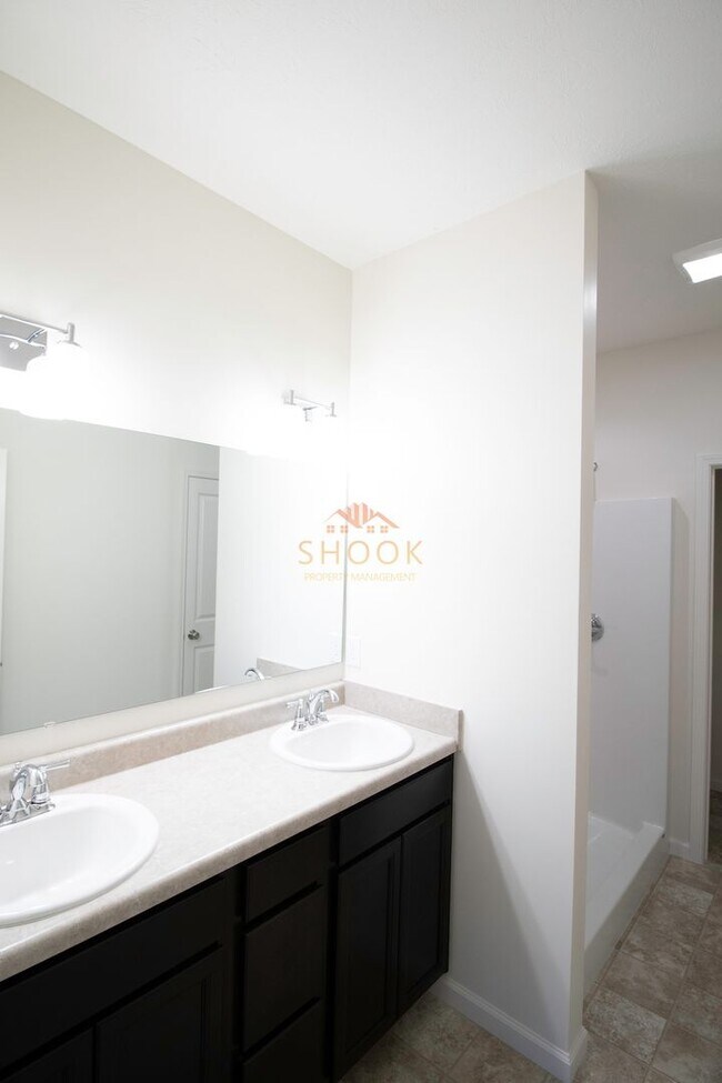 Building Photo - MODERN 3BR HOME IN BLACKTHORNE