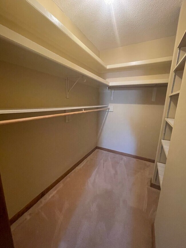 Building Photo - Two Bedroom Townhouse Near the Cajundome!