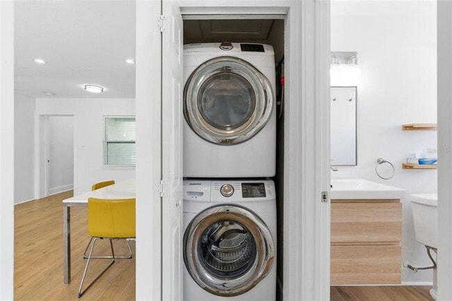 Building Photo - 3916 W Iowa Ave