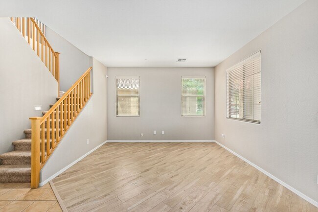 Building Photo - Gorgeous 3 bed/2 bath in Power Ranch!