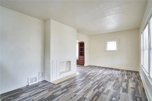 Building Photo - 8606 Vineyard Ave