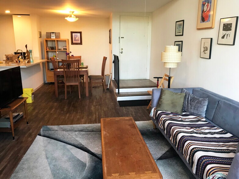 Building Photo - 4900 Overland Ave