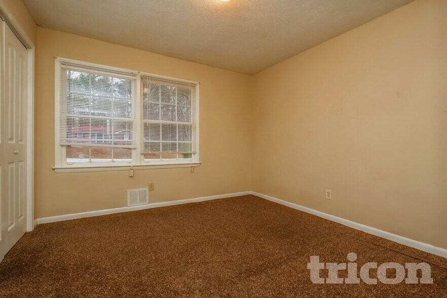 Building Photo - 3842 Wesley Dr