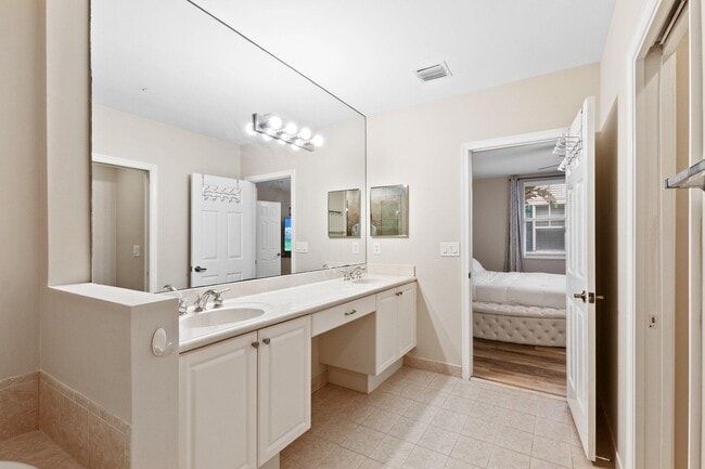 Building Photo - 1033 NE 17th Way