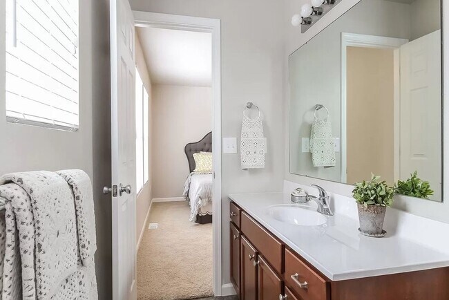 Building Photo - Immediate Occupancy Available!