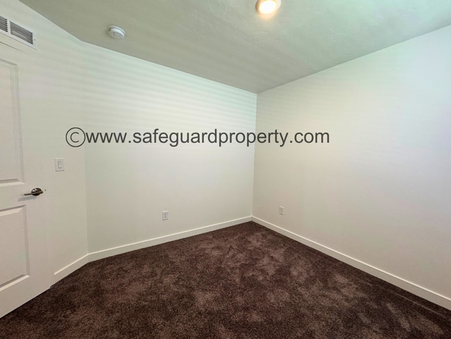 Building Photo - Beautiful Townhome in Saratoga Springs