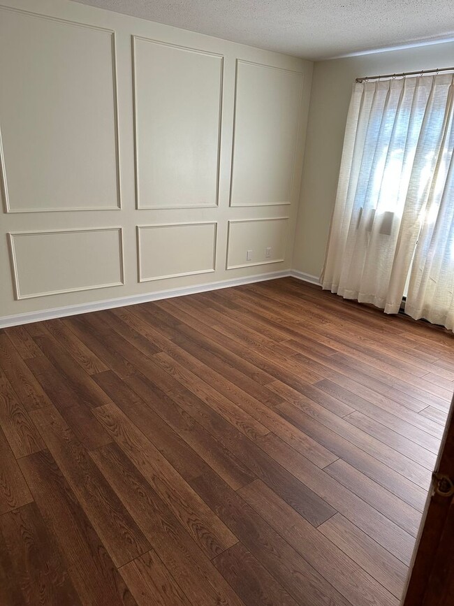 Building Photo - Spacious State College townhouse available August!