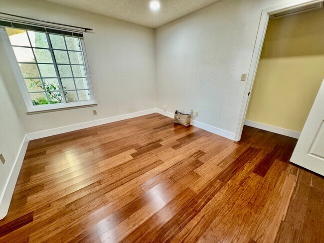 Building Photo - Spacious 4 Bed/2Ba Home in Richmond with Large Backyard!