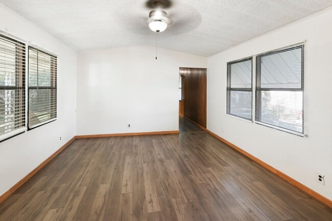 Building Photo - Charming Home Awaits: Spacious & in a Prime Location