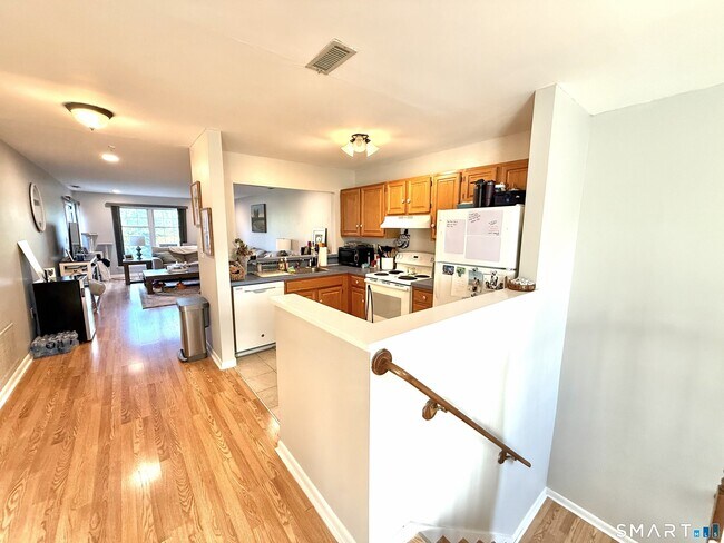 Building Photo - 204 Country Club Ct