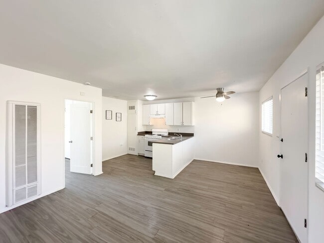 Building Photo - CUTE CONDO IN A DUPLEX W/ LARGE BACKYARD AVAILABLE FOR RENT!