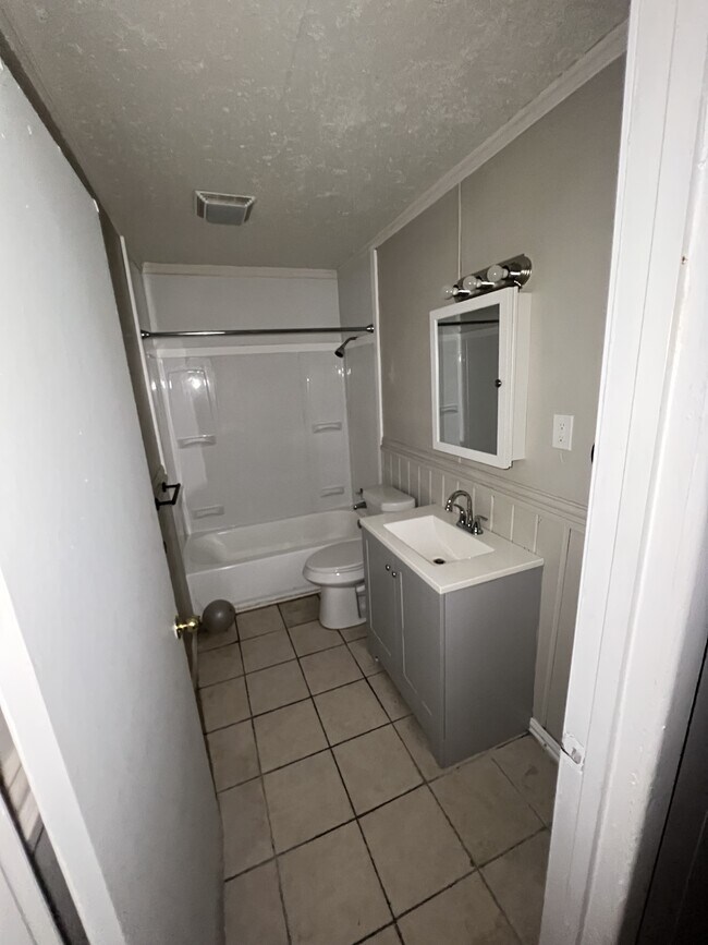 Building Photo - 402 Holmes St