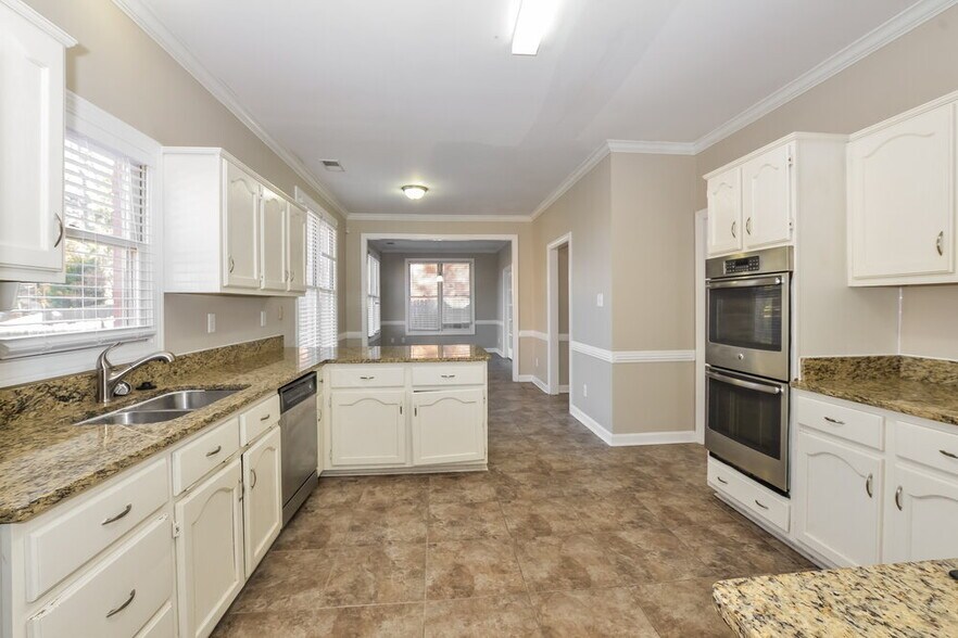 Building Photo - 8664 Meadow Green Dr