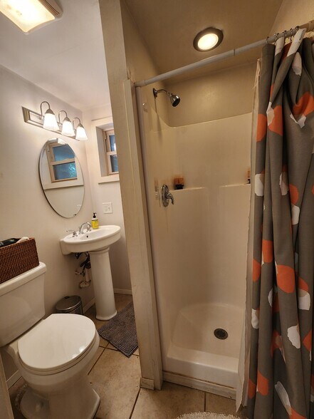 2nd full bathroom - 506 Shamrock Dr