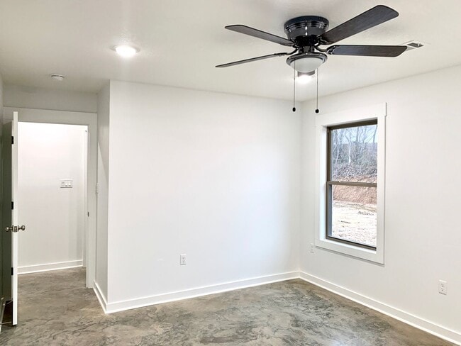 Building Photo - 260 Wolf Den Dr