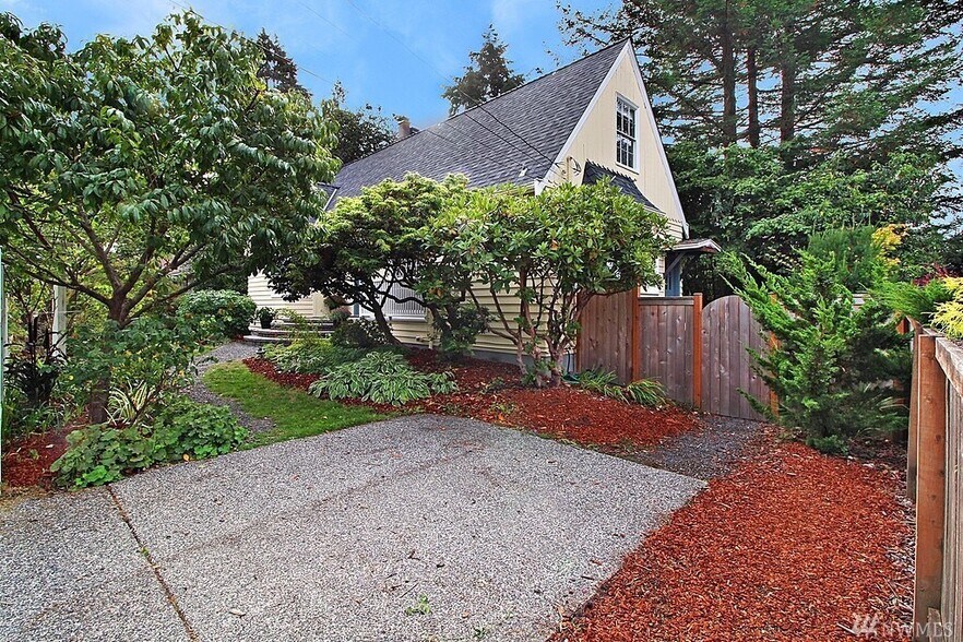 Building Photo - 739 N 165th St
