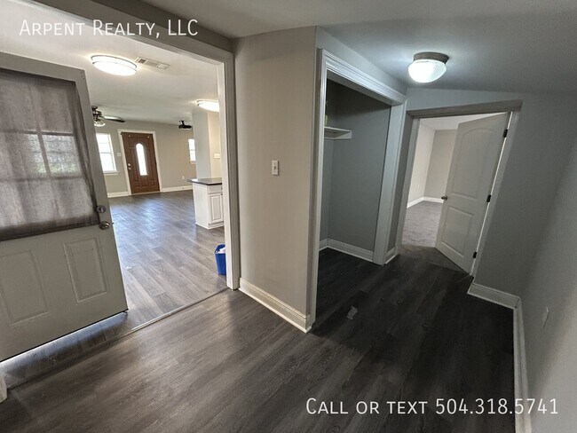 Building Photo - 2713 Volpe Dr