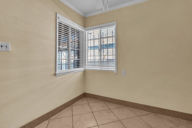 Building Photo - 1239 W Carlton Pl