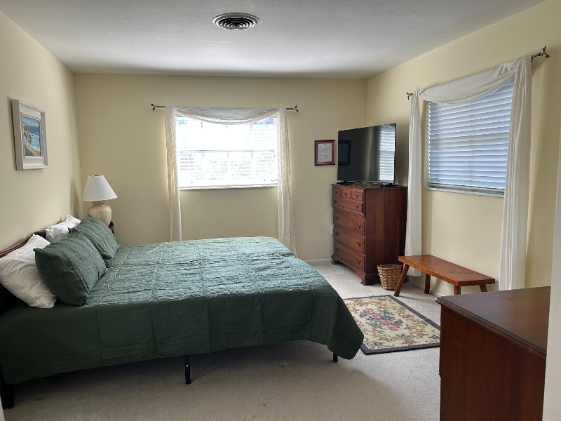 Building Photo - 1220 Lakeside Dr