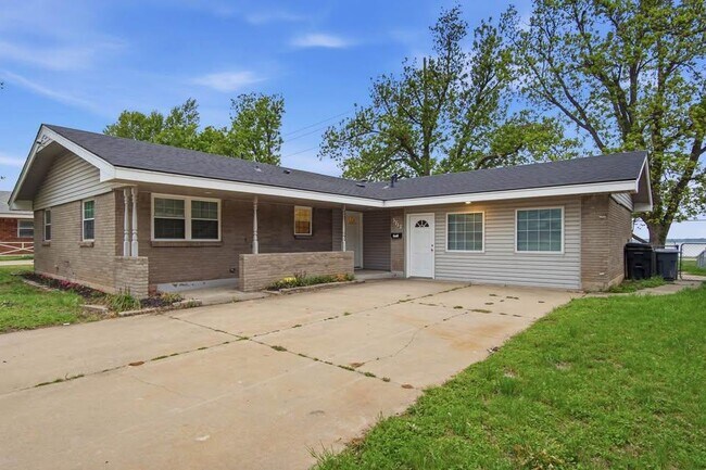 Building Photo - 3717 N Eagle Ln