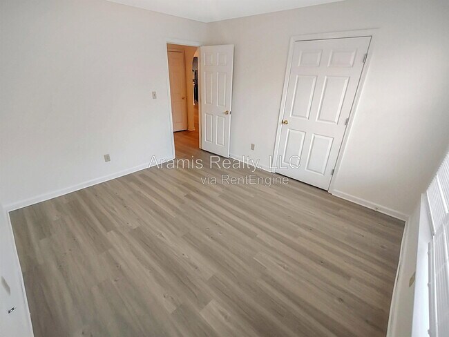 Building Photo - 6843 Saganaw Dr