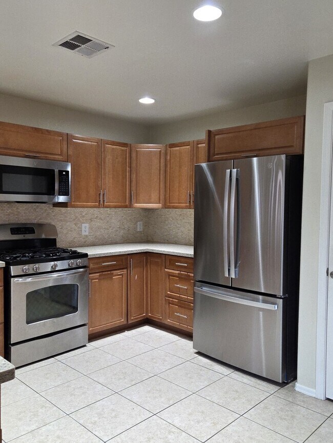 Building Photo - Stunning 4-bedroom 2-bathroom home