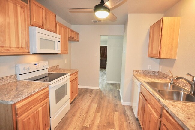 Building Photo - FOR LEASE! Nice Remodeled - 3 BR – 2 BA – ...