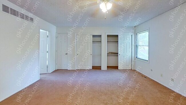Building Photo - 144 Willow Pl S