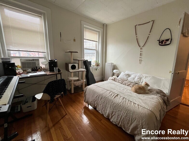 Building Photo - 126 Warren St