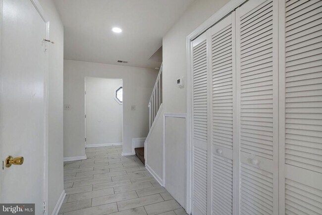 Building Photo - 9 Park Square Dr