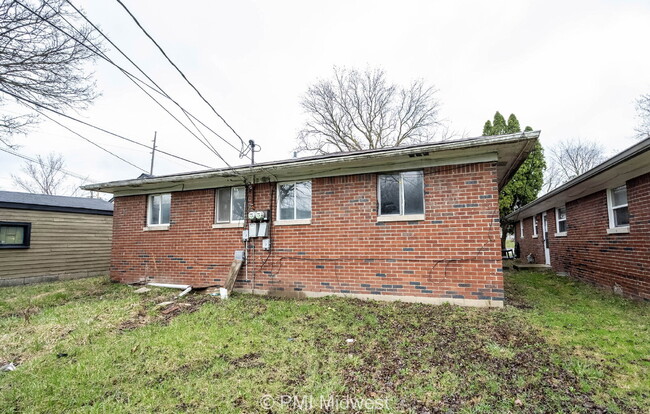 Building Photo - "Charming 2-Bed Duplex Gem on North Leland...