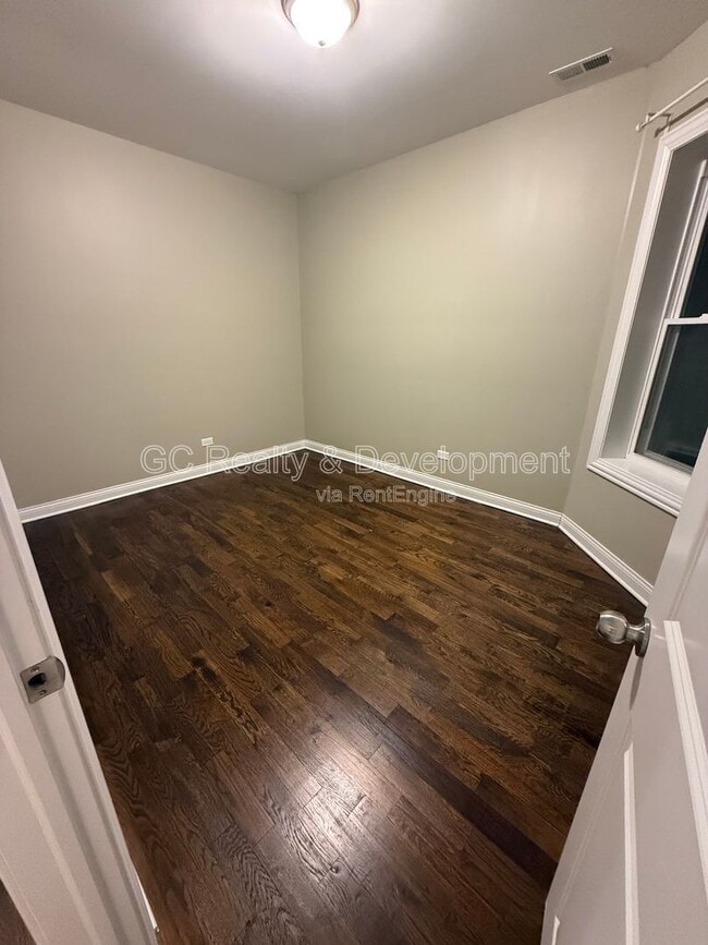 Building Photo - 1727 W Albion Ave